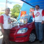 Fakher-e-Karim3 Fakher e Karim e alguns dos prêmios da grandiosa campanha de Natal