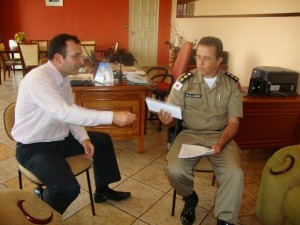 Fulvio_Lunardi Fúlvio entrega convite para que o novo comandante participe de reunião do G-9, grupo representativo de entidades uberabenses