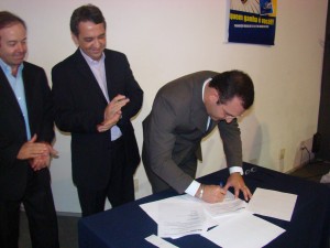 Fulvio assina Secretário João Fraco e Fúlvio assinam cessão de área para o CDL Hall