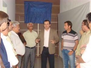 Fulvio discursa ao lado de diretores e homenageado.jpg