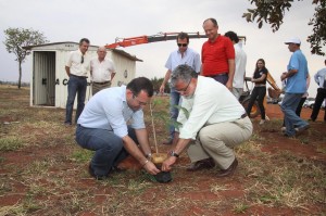 CDL_PEDRA_FUNDAMENTAL_CDL_H Fulvio e Prefeito Anderson plantam árvore