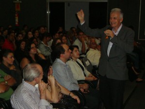 Nuno-Cobra1 Nuno Cobra fala para atento público que lotou o auditório da CDL Uberaba