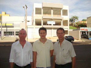 Cicero_Alexandre_Sergio Cícero, Alexandre e Sérgio Pelissari; ao fundo, a futura sede da Colorsom