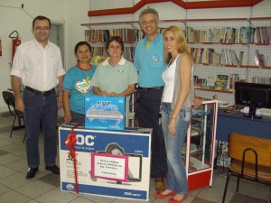 D'Santos1 Entrega da TV, por Fúlvio Ferreira; Edna Tolentino, gerente Operacional/D’Santos;Maria Angela Guilherme Baccelli, cliente D’Santos, ganhadora – lista do CNSD (Colégio NS das Dores); Donaldo Santos Junior, diretor Comercial/ D’Santos; Tammy Guimarães Resende Santos, diretora Departamento Jurídico/D’Santos