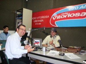 DSC05952 Fúlvio e o apresentador Clésio, nos estudos da Rádio Vitoriosa Uberaba