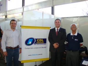 DSC06371 Fúlvio Ferreira, Gilson de Souza e Daniel Fabre, no estande da CDL