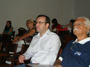 Fulvio e Daniel assistem palestra