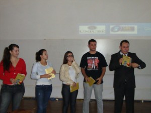 Gilson distribui seu livro a universitarios