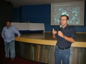 Fulvio Ferreira sob o olhar do secretário Karim Mauad