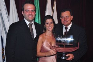 Lojista Jovem Giovanna Sanches Silvestre, o irmão Mário Júnior e o deputado federal Aelton Freitas