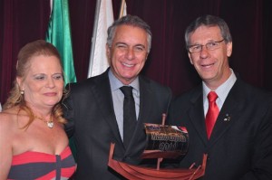 Lojista Tradição Sérgio Pelissari e esposa Marcia Regina e deputado federal Marcos Montes (centro)