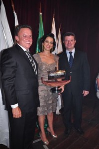 Loja do Ano Uberserra - casal Rosália e Rivaldo Machado - recebe trofeu do deputado estadual Antônio dos Reis Gonçalves - Lerin
