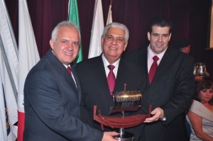 Mérito Parceria - Caixa Federal - entregue pelo secretário municipal Edvar Pereira (centro) a José Geraldo Sales e Romingos Sávio