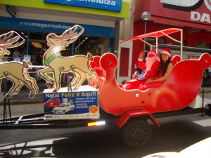 Por onde passa com seu Trenó, o Papai Noel da Campanha da Aciu e CDL faz o maior sucesso!