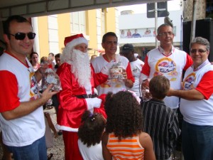 DSC07262 Papai Noel recepcionado pelas crianças e por Fúlvio, Luiz Dutra, Macciotti e Manoel Rodrigues
