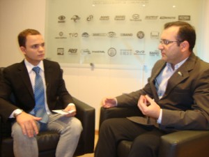 Jornalista Élcio Fonseca (à dir) sabatina Fúlvio Ferreira, na TV Band Triângulo