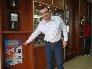 Presidente da CDL, Fúlvio Ferreira, cuja loja está na área das obras, participa da Campanha Comércio Ativo