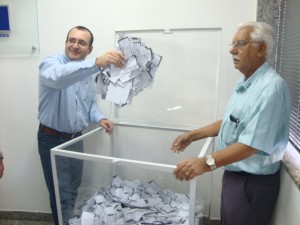 Presidente Fúlvio sorteia um dos consumidores, na presença do conselheiro Daniel Fabre