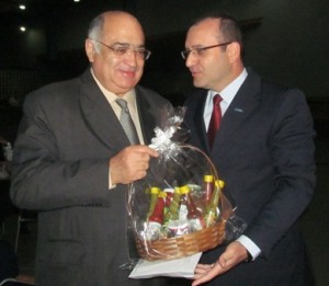 Seminario11 ...e, em seguida, entrega brinde ao presidente da Fecomércio Minas
