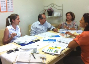 site Encontro semanal dos organizadores do evento, professora Vivian Zerbinatti à esquerda; o presidente da Associação, Irizon Amaral de Arantes e à direita, Ivone de Castro Massa