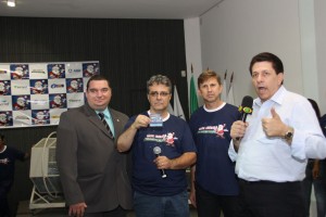 IMG_1320 Mauro (auditor), Manoel (Aciu), Miguel (CDL) e Guy Boaventura, ao vivo, pela Band Triângulo, anunciam a ganhadora do carro