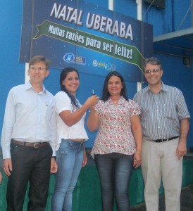 Lucilene recebe as chaves Lucilene recebe as chaves de seu veículo