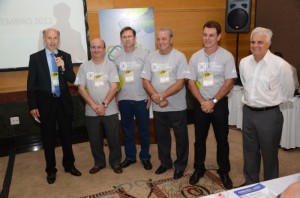 Miguel Faria (centro) com o presidente da FCDL-MG, José César, e lideranças do Movimento Lojista mineiro